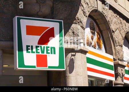 Copenhagen, Danimarca - 26 Giugno 2018: 7 undici logo segno su una parete. 7-Eleven è una catena internazionale di grandi magazzini che opera principalmente come Foto Stock