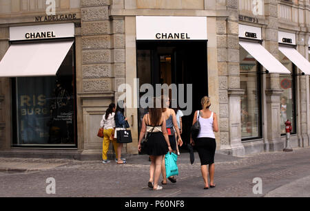 Copenhagen, Danimarca - 26 Giugno 2018: Chanel logo del marchio nella parte anteriore di Chanel boutique store Foto Stock