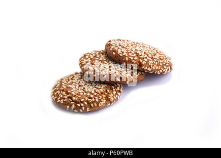 Tre i fiocchi d'avena i biscotti con semi di sesamo isolato su bianco Foto Stock