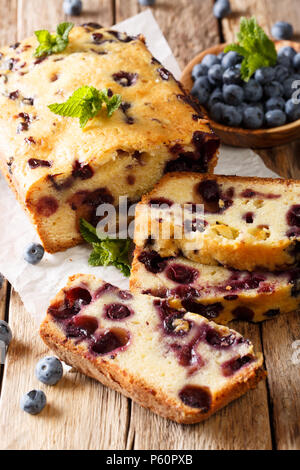 In casa a fette di pane di mirtillo cake muffin vicino sul piano verticale. Foto Stock