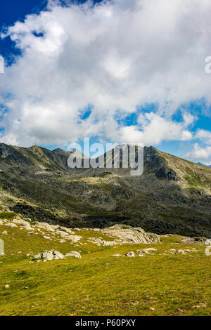 Scenario estivo immagine verticale paesaggio con incredibile cloudscape e prati verdi, montagna Pirin, Bulgaria Foto Stock