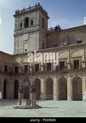 CLAUSTRO CON POZO Y TORRE DE LA FACHADA DE LA IGLESIA. Posizione: Monasterio de Santiago, UCLÉS, Cuenca, Spagna. Foto Stock