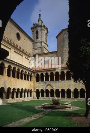 CLAUSTRO VISTA CON LA TORRE DE LA IGLESIA CONSAGRADA EN 1088. Posizione: MONASTERIO, Spagna. Foto Stock