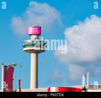 Vista della cima della 1960s radio City Tower o della torre di osservazione St Johns Beacon, Liverpool, Inghilterra, Regno Unito, con cielo blu Foto Stock