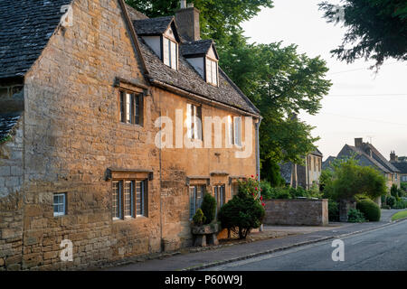 Cotswold stone house in estate. Broadway, Cotswolds, Worcestershire, Inghilterra Foto Stock