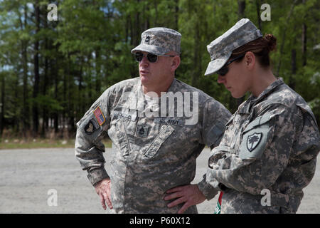 Stati Uniti Army Chief Warrant Officer 2 Natalie Miller e U.S. Army Sgt. 1. Classe Gregorio Castelli attrezzature di supervisionare i preparati di Carolina del Sud Esercito Nazionale soldati di guardia con distacco 1, l'Azienda B, 2-238esimo battaglione aviazione, condotta imbracare il carico di formazione con CH-47D Chinook a Clarks Hill Sito di formazione nel ramo di prugne, Carolina del Sud, 2 aprile 2016. (U.S. Esercito nazionale Guard Foto di Capt. Brian Lepre/rilasciato) Foto Stock