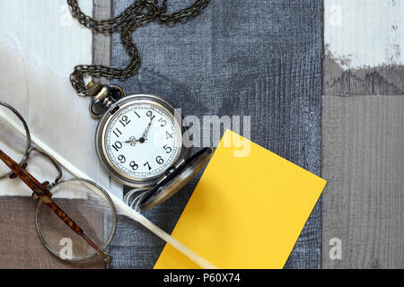 Vintage vita ancora con i vecchi occhiali nei pressi di piuma e orologio da tasca Foto Stock