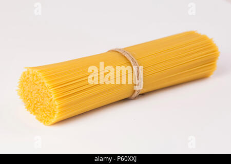 Pasta Raznotsetnaya sotto forma di gusci sfondo bianco. Foto Stock