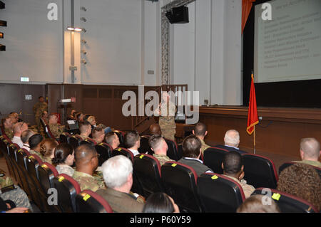 Brig. Gen. Giovanni Hort, G-3, vice capo di Stato Maggiore, operazioni svolge il suo ultimo Municipio incontro con il personale da G-3 per quanto riguarda i successi hanno completato alla data del 5 aprile 2016 su Lucio D. Clay Kaserne di Wiesbaden, Germania. (U.S. Esercito foto di Visual Information Specialist Dee Crawford/rilasciato) Foto Stock