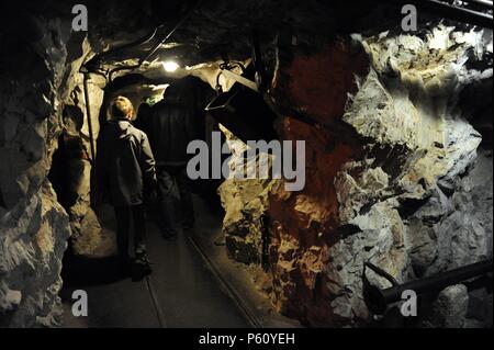 Germania. Monaco di Baviera. Deuthes Museo. Galleria di miniera. La riproduzione. Bambino a piedi all'interno. Foto Stock