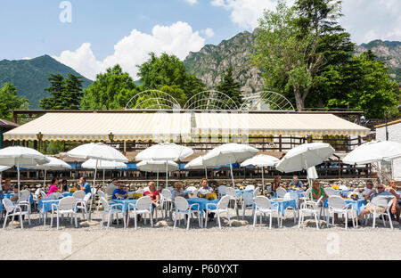 Lakefront cafè sulla spiaggia a Limone sul Garda Lago di Garda, Lombardia, Italia Foto Stock