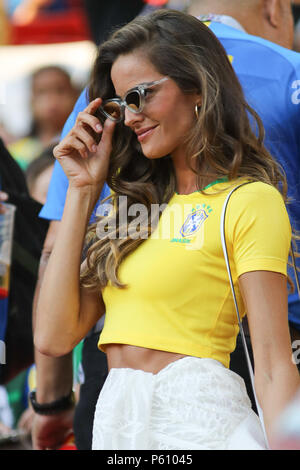 Mosca, Russia, 27 giugno 2018. La SERBIA VS BRASILE - Modello Izabel Goulart nella squadra durante il match tra Serbia e Brasile valida per il 2018 Coppa del Mondo svoltasi presso l'Arena Otkrytie (Spartak) a Mosca, in Russia. (Foto: Ricardo Moreira/Fotoarena) Credito: Foto Arena LTDA/Alamy Live News Foto Stock