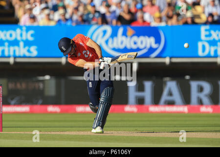 Birmingham, Regno Unito, mercoledì 27 giugno 2018 ,Edgbaston, Birmingham, vitalità si20 serie Edgbaston England v Australia; Jos Buttler colpisce un sei (6) Credito: News immagini /Alamy Live News Foto Stock