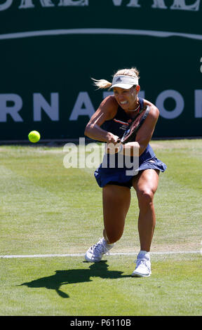 Devonshire Park, Eastbourne, Regno Unito. Il 27 giugno, 2018. Natura Valle del Tennis Internazionale; Angelique Kerber (GER) gioca il rovescio girato nel suo match contro Danielle Collins (USA) Credito: Azione Sport Plus/Alamy Live News Foto Stock