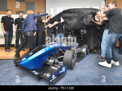 Pilsen, Repubblica Ceca. Il 27 giugno, 2018. Studente Racing Team Pilsen presso l'Università della Boemia occidentale (ZCU) presenta UWB05 racing car, che va a partecipare alla Formula Student, studenti internazionali di concorrenza Le esclusive formule Pilsen, Repubblica ceca, 27 giugno 2018. Credito: Miroslav Chaloupka/CTK foto/Alamy Live News Foto Stock