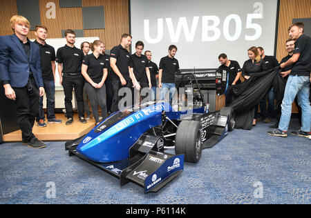 Pilsen, Repubblica Ceca. Il 27 giugno, 2018. Studente Racing Team Pilsen presso l'Università della Boemia occidentale (ZCU) presenta UWB05 racing car, che va a partecipare alla Formula Student, studenti internazionali di concorrenza Le esclusive formule Pilsen, Repubblica ceca, 27 giugno 2018. Credito: Miroslav Chaloupka/CTK foto/Alamy Live News Foto Stock