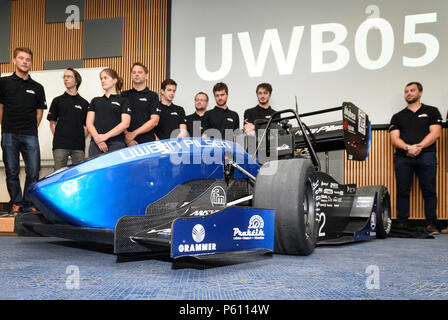 Pilsen, Repubblica Ceca. Il 27 giugno, 2018. Studente Racing Team Pilsen presso l'Università della Boemia occidentale (ZCU) presenta UWB05 racing car, che va a partecipare alla Formula Student, studenti internazionali di concorrenza Le esclusive formule Pilsen, Repubblica ceca, 27 giugno 2018. Credito: Miroslav Chaloupka/CTK foto/Alamy Live News Foto Stock