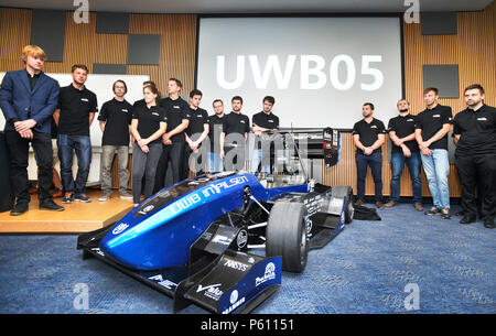 Pilsen, Repubblica Ceca. Il 27 giugno, 2018. Studente Racing Team Pilsen presso l'Università della Boemia occidentale (ZCU) presenta UWB05 racing car, che va a partecipare alla Formula Student, studenti internazionali di concorrenza Le esclusive formule Pilsen, Repubblica ceca, 27 giugno 2018. Credito: Miroslav Chaloupka/CTK foto/Alamy Live News Foto Stock