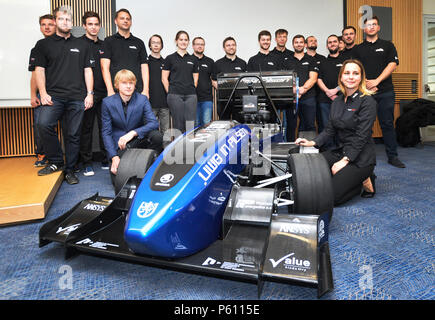 Pilsen, Repubblica Ceca. Il 27 giugno, 2018. Studente Racing Team Pilsen presso l'Università della Boemia occidentale (ZCU) presenta UWB05 racing car, che va a partecipare alla Formula Student, studenti internazionali di concorrenza Le esclusive formule Pilsen, Repubblica ceca, 27 giugno 2018. Credito: Miroslav Chaloupka/CTK foto/Alamy Live News Foto Stock