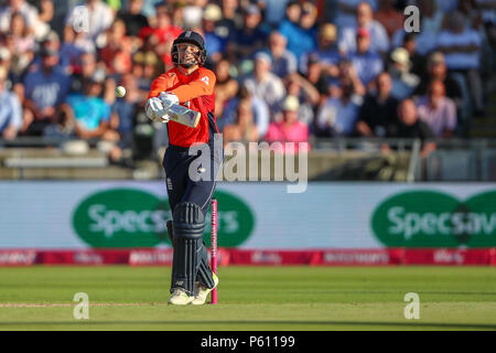 Edgbaston, Birmingham, Regno Unito. Il 27 giugno, 2018. International venti20 Cricket, tra Inghilterra e Australia; Joe radice di di Inghilterra manca il credito a sfera: Azione Plus sport/Alamy Live News Foto Stock