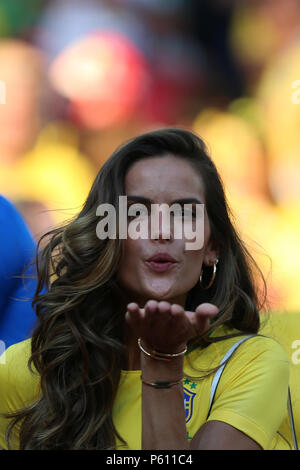 Spartak Stadium, Mosca, Russia. Il 27 giugno, 2018. Coppa del Mondo FIFA Football, Gruppo E, Serbia contro il Brasile; Modello Izabel Goulart dal Brasile a credito di gioco: Azione Plus sport/Alamy Live News Foto Stock