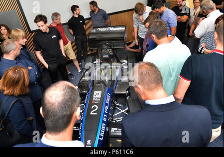 Pilsen, Repubblica Ceca. Il 27 giugno, 2018. Studente Racing Team Pilsen presso l'Università della Boemia occidentale (ZCU) presenta UWB05 racing car, che va a partecipare alla Formula Student, studenti internazionali di concorrenza Le esclusive formule Pilsen, Repubblica ceca, 27 giugno 2018. Credito: Miroslav Chaloupka/CTK foto/Alamy Live News Foto Stock