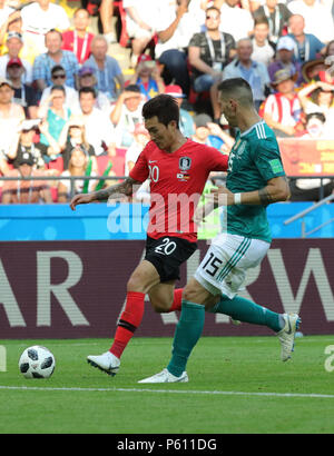 Kazan, Russia. Il 27 giugno, 2018. Calcio, FIFA World Cup, gruppo F preliminare, Germania vs Corea del Sud al Kazan-Arena. La Corea del Sud le Hyun-Soo Jang e il tedesco Niklas Suele (r). Credito: Christian Charisius/dpa/Alamy Live News Foto Stock