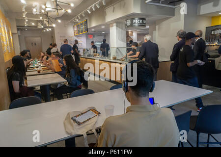 New York, Stati Uniti d'America, 27 giugno 2018. Giorno di apertura del giuramento Pizza nel loro primo New York pizzeria Mercoledì, 27 giugno 2018. Giuramento Pizza costruisce il suo olio di avocado crosta rosolata pizze in un stile Chipotle modo con condimenti mettere sulla ristorazione per i clienti di preferenze individuali che viene quindi cotto tramite un nastro trasportatore forno. Questa è la prima posizione del 10 store Massachusetts catena basata a New York, con un'altra apertura in NY presto e uno aperto in Virginia. (© Richard B. Levine) Credito: Richard Levine/Alamy Live News Foto Stock