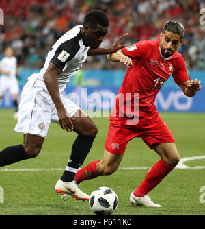 Nizhny Novgorod, Russia. Il 27 giugno, 2018. Ricardo Rodriguez (R) della Svizzera compete durante il 2018 Coppa del Mondo FIFA Group E corrispondenza tra la Svizzera e la Costa Rica a Nizhny Novgorod, Russia, 27 giugno 2018. Credito: Voi Pingfan/Xinhua/Alamy Live News Foto Stock