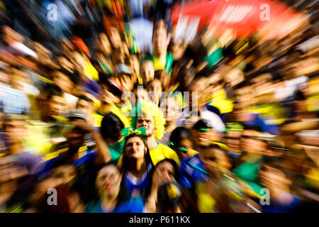 Sao Paulo, Brasile, 27 giugno 2018. Ventole festeggiare il traguardo del Brasile. Paulistanos tifare per la nazionale brasiliana nella valle Anhangabaú Mercoledì (27), nel confronto tra il Brasile e la Serbia, nell'ultima partita valevole per la prima fase del 2018 Coppa del Mondo svoltasi in Russia. (Foto: Aloisio Mauricio/Fotoarena) Foto Stock