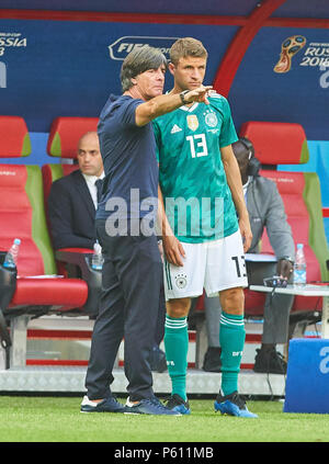 Germania - Corea del Sud, calcio, Kazan, 27 giugno 2018 DFB headcoach Joachim Jogi LOEW, LÖW,Thomas MUELLER, DFB 13 modifica, sostituzione, Germania - Corea Repubblica 0-2 della Coppa del Mondo FIFA 2018 in Russia, Gruppo F, stagione 2018/2019, 27 giugno 2018 Stadium K a z a n - a r e n un a Kazan, Russia. © Peter Schatz / Alamy Live News Foto Stock