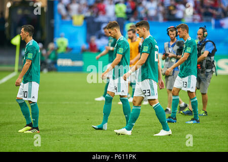 Germania - Corea del Sud, calcio, Kazan, 27 giugno 2018 Mesut OEZIL, DFB 10 Leon GORETZKA, DFB 14 Mario GOMEZ, DFB 23 Thomas MUELLER, DFB 13 triste, deluso, arrabbiato, emozioni, delusione e frustrazione, frustrato tristezza, disperato, disperazione, Germania - Corea Repubblica 0-2 della Coppa del Mondo FIFA 2018 in Russia, Gruppo F, stagione 2018/2019, 27 giugno 2018 Stadium K a z a n - a r e n un a Kazan, Russia. © Peter Schatz / Alamy Live News Foto Stock