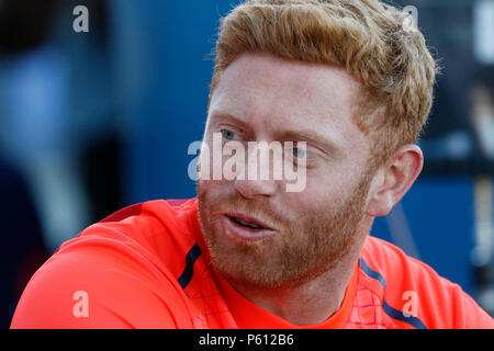 Edgbaston, Birmingham, Regno Unito. Il 27 giugno, 2018. International venti20 Cricket, tra Inghilterra e Australia; Jonny Bairstow di Inghilterra attende a bat Credito: Azione Sport Plus/Alamy Live News Foto Stock