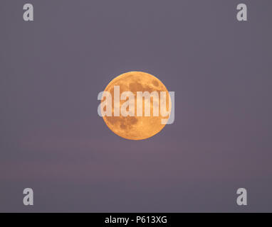 Mousehole, Cornwall, Regno Unito. Il 27 giugno 2018. Regno Unito Meteo. La quasi completa delle fragole "Luna", sorge sul mare a Mousehole al tramonto di questa sera. Credito: cwallpix/Alamy Live News Foto Stock