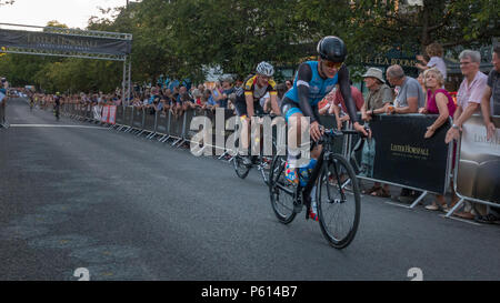 Ilkley, West Yorkshire, Regno Unito. Il 27 giugno 2018. Giovane Joe Pidcock appena al di sopra della linea di finitura per vincere questo anni Ilkley gare Ciclo (con Jonny Brownlee in seconda, appena avvicinando al traguardo). Rebecca Cole/Alamy Live News Credito: Rebecca Cole/Alamy Live News Foto Stock