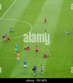 Thomas Mueller, Julian Brandt, Sami Khedira, Mesut Oezil, Marco Reus e Mario Gomez (Germania) sono storditi dopo la partita sul campo GES/calcio/World Cup 2018 Russia: Corea del Sud - Germania, 27.06.2018 GES/Soccer/calcio/Coppa del Mondo 2018 Russia: Corea del Sud vs. Germania, Kazan Giugno 27, 2018 | Utilizzo di tutto il mondo Foto Stock