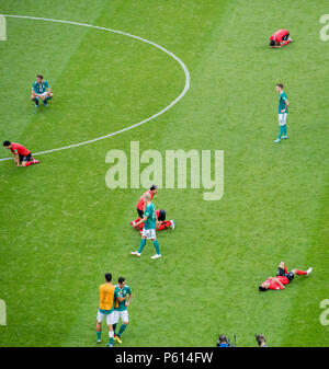 Thomas Mueller, Sami Khedira, Mesut Oezil, Julian Brandt e Marco Reus (Germania) sono storditi dopo la partita a passo GES/calcio/World Cup 2018 Russia: Corea del Sud - Germania, 27.06.2018 GES/Soccer/calcio/Coppa del Mondo 2018 Russia: Corea del Sud vs. Germania, Kazan Giugno 27, 2018 | Utilizzo di tutto il mondo Foto Stock