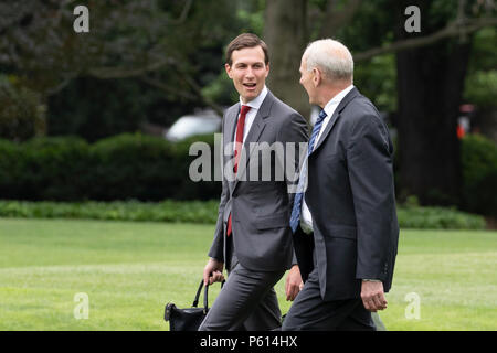 Washington, DC. Il 27 giugno, 2018. Consulente speciale al presidente Trump Jared Kushner, a sinistra e a capo del personale della Casa Bianca John Kelly, a destra della scheda uno marini come presidente degli Stati Uniti, Donald si diparte la Casa Bianca a giugno 27, 2018 a Washington, DC. Credito: Alex Edelman/CNP | Utilizzo di credito in tutto il mondo: dpa/Alamy Live News Foto Stock