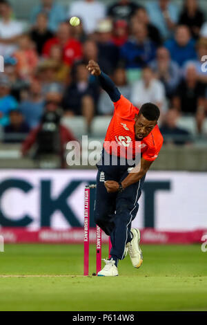 Edgbaston, Birmingham, Regno Unito. Il 27 giugno, 2018. International venti20 Cricket, tra Inghilterra e Australia; Chris Jordan di Inghilterra bowling Credito: Azione Sport Plus/Alamy Live News Foto Stock