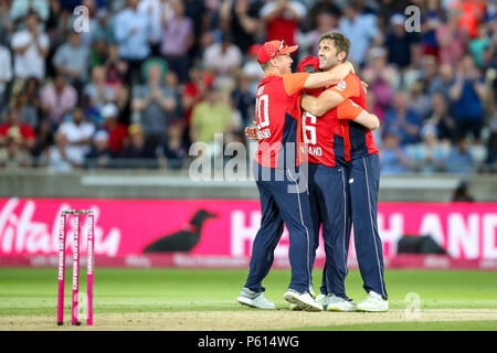 Edgbaston, Birmingham, Regno Unito. Il 27 giugno, 2018. International venti20 Cricket, tra Inghilterra e Australia; Inghilterra celebrare vincere la partita da 28 corre Credito: Azione Sport Plus/Alamy Live News Foto Stock