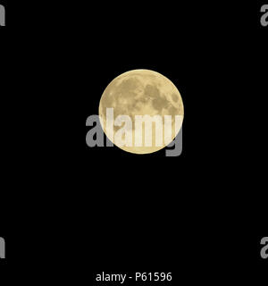 Lurgan, Irlanda del Nord, Regno Unito. Il 28 giugno 2018. - Il mese di giugno la luna piena e il pianeta Saturno nel cielo notturno. Shot prese a 00.47 BST. Credito: David Hunter/Alamy Live News. Foto Stock