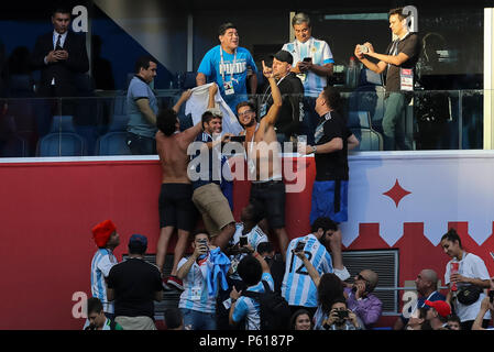 San Pietroburgo, Russia. 26 GIU, 2018. Diego Maradona prima del 2018 Coppa del Mondo FIFA Gruppo D match tra Nigeria e Argentina a San Pietroburgo Stadium il 26 giugno 2018 a San Pietroburgo, Russia. (Foto di Daniel Chesterton/phcimages.com) Credit: Immagini di PHC/Alamy Live News Foto Stock