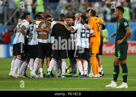San Pietroburgo, Russia. 26 GIU, 2018. Argentina celebrano dopo il 2018 Coppa del Mondo FIFA Gruppo D match tra Nigeria e Argentina a San Pietroburgo Stadium il 26 giugno 2018 a San Pietroburgo, Russia. (Foto di Daniel Chesterton/phcimages.com) Credit: Immagini di PHC/Alamy Live News Foto Stock