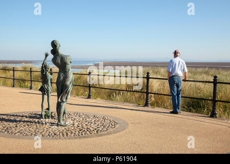 La scultura "Welcome Home" che segna l'ingresso al porto di Fleetwood è un memoriale per i molti pescatori che hanno perso la vita durante il periodo in cui Fleetwood era un importante porto di pescatori. Fleetwood, Lancashire. 28 giugno 2018. Meteo nel Regno Unito: Il sole inizia la giornata all'estuario del Wyre con temperature costiere che dovrebbero superare i 30C sulla costa nord-occidentale. Foto Stock