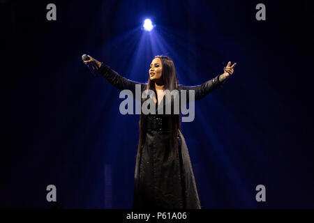 Bologna, Italia, 27 Giugno 2018: Demi Lovato esegue in scena per la prima volta in Italia a Unipol Arena di Bologna, per lei mi dica che mi amano Tour - Valeria Portinari/Alamy Live News Foto Stock