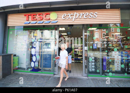 Londra REGNO UNITO. Il 28 giugno 2018. Wimbledon: un ramo di Tesco Express store a Wimbledon sostituisce il suo logo con una palla da tennis di Wimbledon Tennis campionati che inizia il 2 luglio 2 Credito: amer ghazzal/Alamy Live News Foto Stock