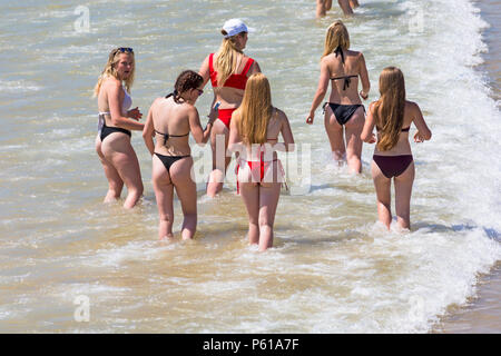 Bournemouth Dorset, Regno Unito. Il 28 giugno, 2018. Regno Unito: meteo sunseekers testa per le spiagge a Bournemouth su un altro caldo giorno soleggiato con ininterrotta in un cielo azzurro e sole. Una lieve brezza rende il calore più sopportabile. Un gruppo di amici in succinti bikini divertirsi in mare. Credito: Carolyn Jenkins/Alamy Live News Foto Stock