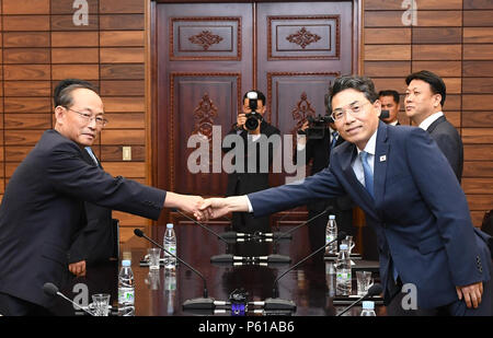 Seoul, Corea del Sud. Il 28 giugno, 2018. Corea del Sud e della delegazione della Repubblica Popolare Democratica di Corea (DPRK) delegazione frequentano-lavoro e colloqui a livello villaggio di frontiera di Panmunjom, 28 giugno 2018. Seoul e Pyongyang hanno concordato il giovedì per condurre uno studio congiunto di connettersi e di modernizzare le loro strade oltre il confine, della Corea del Sud Ministero unificazione detto. Credito: Corea del Sud Ministero dell' unificazione/Xinhua/Alamy Live News Foto Stock