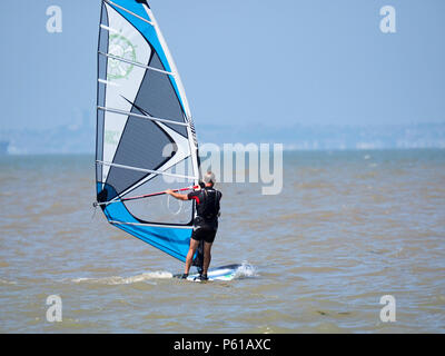 Sheerness, Kent, Regno Unito. Il 28 giugno, 2018. Regno Unito Meteo: un soleggiato e caldo giorno in Sheerness, Kent come l'ondata di caldo continua. Credito: James Bell/Alamy Live News Foto Stock