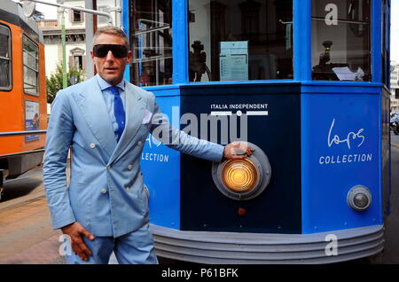 Lapo Elkann presenta la nuova linea di occhiali su un tram in Piazza Fontana (Maurizio Maule, Milano - 2018-06-28) ps la foto può essere utilizzato rispettando il contesto in cui è stato preso e senza intenti diffamatori della decorazione del popolo rappresentato Foto Stock